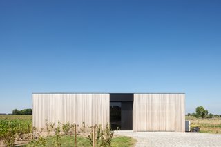 Defying traditionalism: concrete bungalow inserted in a rural Belgian landscape - Photo 2 of 13 -