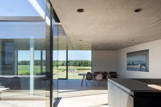 Defying traditionalism: concrete bungalow inserted in a rural Belgian landscape - Photo 5 of 13 -