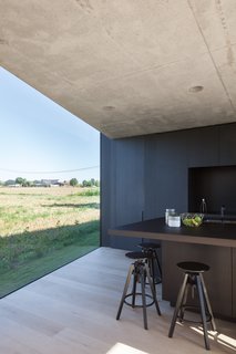 Defying traditionalism: concrete bungalow inserted in a rural Belgian landscape - Photo 6 of 13 -