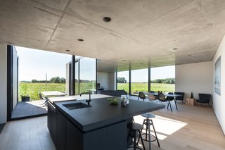Defying traditionalism: concrete bungalow inserted in a rural Belgian landscape - Photo 8 of 13 -