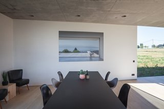 Defying traditionalism: concrete bungalow inserted in a rural Belgian landscape - Photo 9 of 13 -
