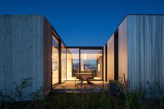 Defying traditionalism: concrete bungalow inserted in a rural Belgian landscape - Photo 11 of 13 -