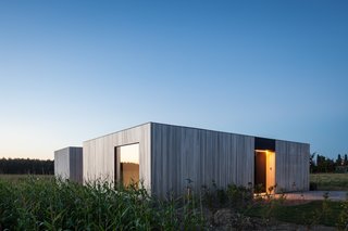 Defying traditionalism: concrete bungalow inserted in a rural Belgian landscape - Photo 12 of 13 -