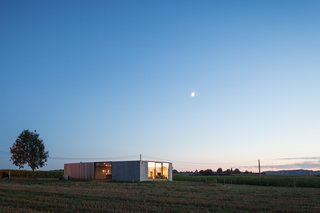 Defying traditionalism: concrete bungalow inserted in a rural Belgian landscape - Photo 13 of 13 -