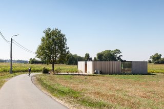 Defying traditionalism: concrete bungalow inserted in a rural Belgian landscape - Photo 1 of 13 -