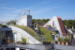 The construction was done to make sure the four areas of the roof—the sundeck, grass hill, play space and outdoor terrace—all felt like distinct but united areas. 