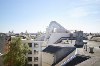 The unique curve of the entrance's structure makes the garden stand out amid the surrounding flat roofs, and also acts as a shield from wind for the terrace and kitchen. 