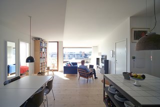 The new penthouses underneath the garden feature teak wood, which match the natural aspects upstairs. 
