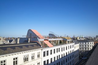 De Smedt knew the ultra-modern look of the rooftop garden's design would draw attention from the surrounding neighbors, so he and his team worked with the municipality to agree on a form that received everyone's approval. "The process was a bit longer but still smooth," he says. "We ended up with Copenhagen's mayor coming to cut the red ribbon and open the project!"