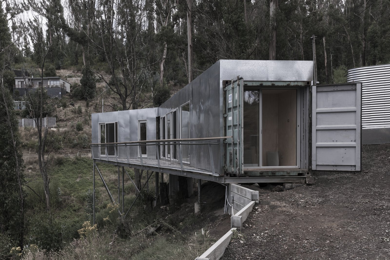 One end of the home connects to the existing access path, which helped make construction to the site as minimal as possible. Edwards also positioned the property so that a studio space could be built below in the future.