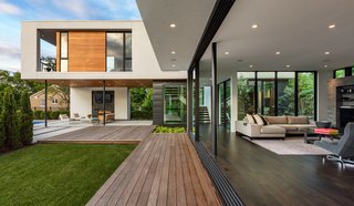 A Series 600 Multi-Slide Door from Western Window Systems stretches for 25 feet across the length of the living area. 