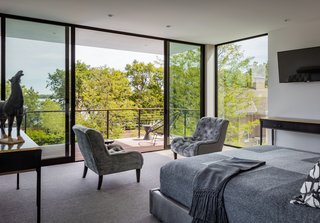 A Series 600 sliding glass door from Western Window Systems was installed between the master suite and its outdoor patio, which has expansive views of Minneapolis’ Bde Maka Ska. 