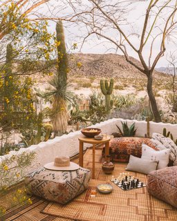 Finding a balance between texture and color is key to this desert look, which can even mean bringing indoor blankets and pillows outdoors for an occasion. 