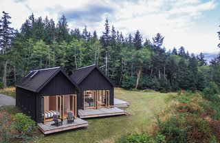 The main living spaces were divided into two distinct volumes, slightly offset to maximize the stunning—and remarkably different—views from the property. A common entry rejoins the two structures.