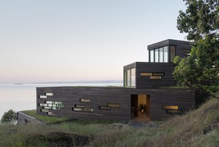 Top 5 Homes of the Week That Are Strongly Connected to Bodies of Water - Photo 1 of 6 -