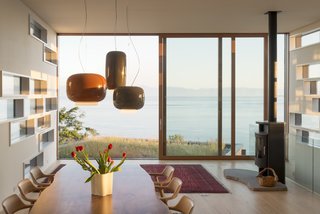 Top 5 Homes of the Week That Are Strongly Connected to Bodies of Water - Photo 2 of 6 -