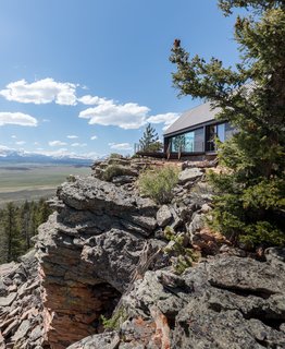 Two Connected Cabins Make Up This Spectacular Retreat in Colorado - Photo 3 of 8 -