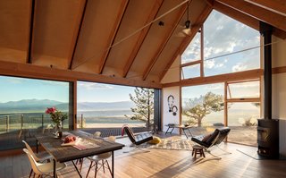 Two Connected Cabins Make Up This Spectacular Retreat in Colorado - Photo 2 of 8 -