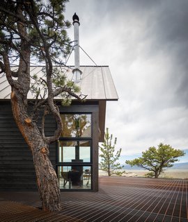 Two Connected Cabins Make Up This Spectacular Retreat in Colorado - Photo 5 of 8 -