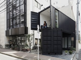 The top level office space looks out onto the street, while the gallery on the ground level allows convenient walk-ins. 