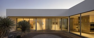 Tucson’s Courtyard House, by HK Associates, features giant floor-to-ceiling fixed windows from Western Window Systems, and Series 600 Sliding Doors. Optional thermally broken aluminum frames increase energy efficiency.