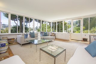 Modest in size, the home relies on an open floor plan and expansive steel-sash ribbon windows to intimately connect the interior with the outdoors.
