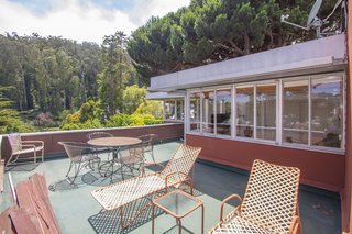 The large upper-level terrace represents a growing interest in the indoor-outdoor lifestyle. With the liberal use of glass and expansive wraparound terrace, the home is designed to take advantage of the mild Bay Area climate, while eliciting the feeling of living privately in nature.