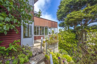 Prominently seen from the side elevation, the regional vernacular of the Second Bay Tradition is characterized by "wood cladding, large expanses of glass, overhanging eaves, and flat or low-pitched roof forms," notes the San Francisco Planning Department. Both simple and dramatic, the corner window seamlessly marries built and natural environments.