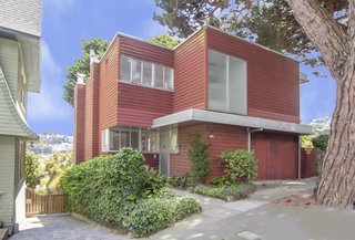 A departure from the concrete, stucco, and steel compositions he was partial to at the time, Neutra’s redwood-clad design represents clear sensitivity to the site and surroundings.
