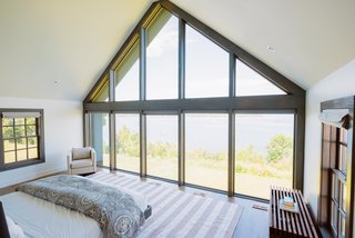 Marvin Special Shapes, along with Marvin Ultimate Double Hung Next Generation windows, were used to establish a connection to the breathtaking landscape from the home’s upper bedroom.