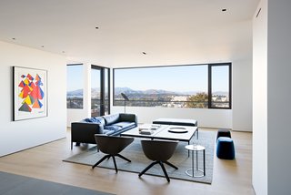 "From most areas of the living level, you can simultaneously see and experience both the towering trees to the south and sweeping city and bay view to the north," says Maniscalco. "The careful placement of this floor level and creation of this spacial experience was a real cornerstone of the project."