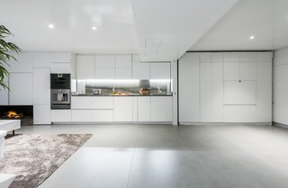 Gerardo, who owns a restaurant in Madrid, and Pilar, the owner of a local bakery, both were passionate about having a top-of-the-line kitchen as the heart of the home.