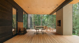 It was important to the couple that the home’s deck be an extension of the living level, neither above nor below it. Sitting on ground level, the spacious deck offers fluid access to the surrounding wooded landscapes, while simultaneously inviting nature in.