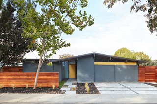 Klopf Architecture refreshed the nondescript entry using colorful hues from the historic Eichler palette. The home’s compact addition, seen on the left, is modest in size and seamlessly blends in with the original architecture—as if it were always a part of the home.