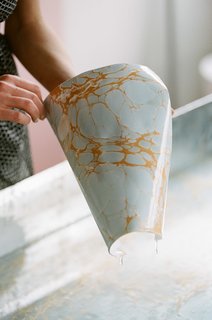 Who doesn’t love a studio visit? Calico Wallpaper takes followers behind the scenes at their Brooklyn workshop to reveal how they produce their marbleized, non-repeating wall murals. 