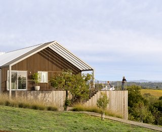 Orchard House is a modern interpretation of the Californian farmhouse. Cary Bernstein Architect thoughtfully integrated architectural and landscape elements that mirror the neutral palette of the surrounding countryside.