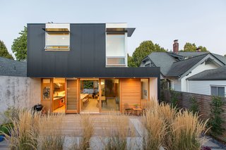 Nestled in Seattle's East Capitol Hill neighborhood, this modern residence "is an economical, efficient, low-maintenance, and modern version of a traditional Seattle house—one with primary living spaces on the main floor and three bedrooms above," state the architects. 