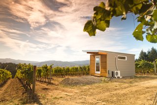 Modern-Shed built a compact, stylish "home" office in the vineyard of a winery in a lush valley in Eastern Washington. The space provides a convenient work space for entrepreneurs.