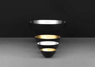 Krenit bowls with a glistening inside in gold and silver. 