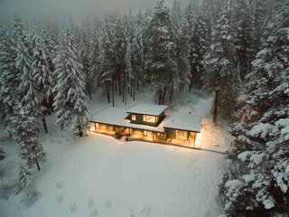This cabin has a commodious kitchen and living area that encourages family and friends to come together for meals and conversation.