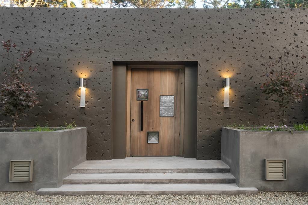 Photo 2 of 6 in A Sleek Residence on California's Central Coast Asks 3