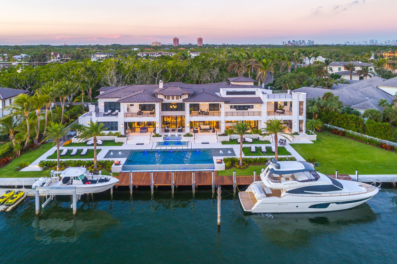 A Suburban Oasis in Florida Asks 27.9M (5 Photos) Dwell
