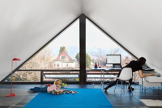 "The city insisted on no flat roofs, so we couldn’t do a major correction to make a contemporary house, but they didn’t anticipate how we would interpret minimum roof slopes. It’s like a Toblerone box." said the architect, D’Arcy Jones, about the structure.