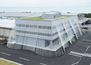 The cutting edge earthquake resistance technology uses carbon fiber and draws inspiration from a technique of braiding ropes which is indigenous to this part of Japan. The fiber rod is said to be ten times stronger than iron—and this was the first time that this material has been used as a means of reinforcement against earthquakes. 