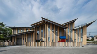 The multiple pitched roof design of Aitoku Kindergarden reflects the city scape—with each angled roof expressing the natural rhythm of a town. 