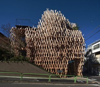 Using a traditional Japanese construction called "Jigoku Gumi," Kuma created a nest-like structure out of Hinoki (Japanese cypress), which enables natural light to stream into the cafe—creating a bright and airy interior.