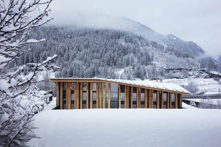 The wide and grand roof of the structure is composed of oak planks that are designed to harmonize with the terrain. 