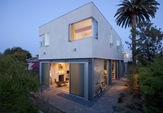 This site-built house is a development of the original OMD Swellhouse. A modular grid of exposed steel columns and beams orchestrates the spatial and structural design of this open live/work project. 