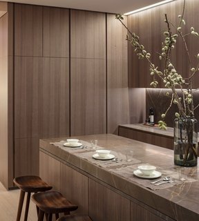 The kitchen offers enhanced flexibility with a custom sliding Fango marble countertop by the Italian brand Minimal. 