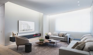 Six-foot tall operable windows capture and diffuse the abundance of natural light throughout the home, while nine-foot-tall floating white ceilings and wall planes create a sense of continuous space. 